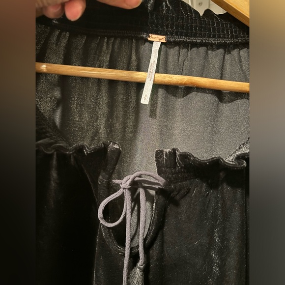 NWT FREE PEOPLE TERESE VELOUR CROP TOP IN BLACK
S - Picture 8 of 12